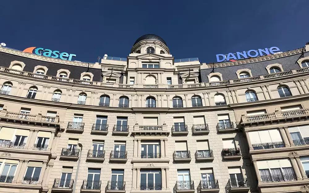 Restauración de fachada y cúpula del edificio Ferrer-Cagigal, Plaza Francesc Macià 3