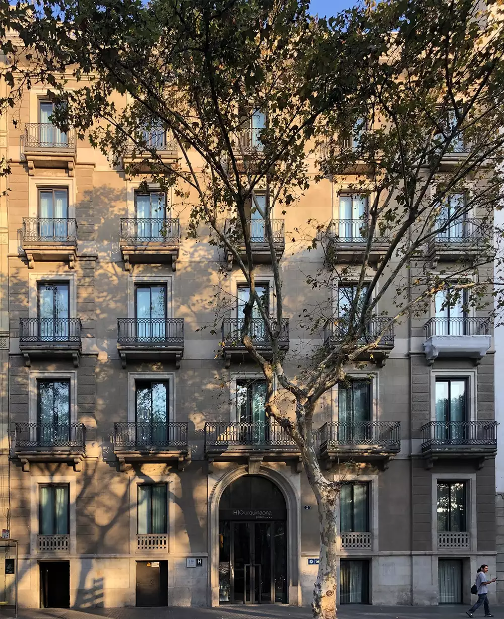 Restauración de fachada del Hotel H10 Urquinaona